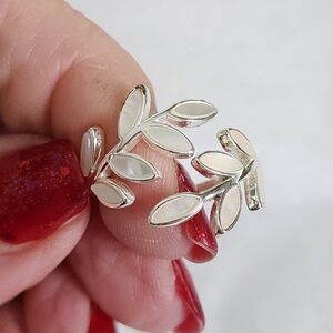 Sterling silver Mother of pearl leaf ring